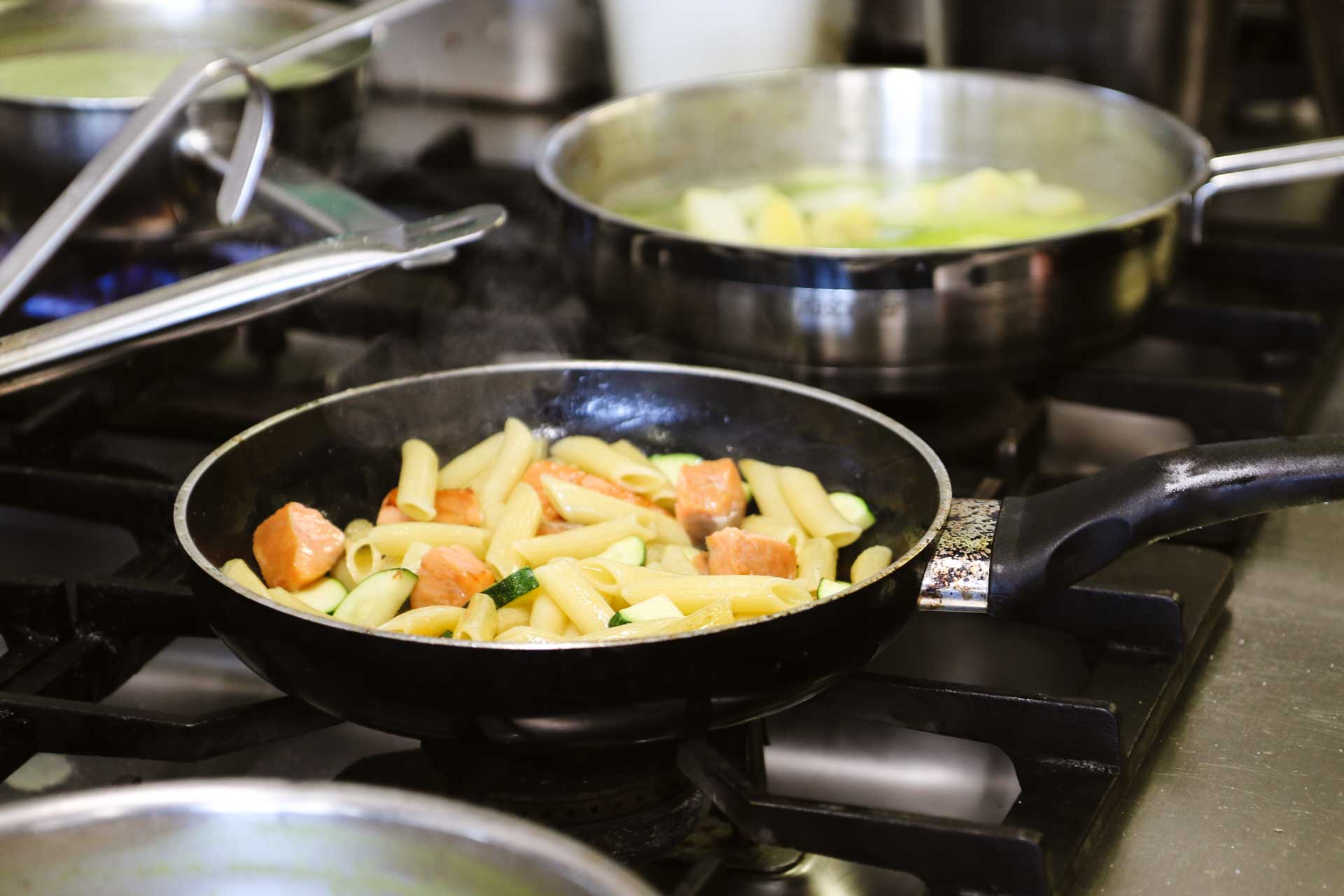 Gericht in der Pfanne auf dem Herd